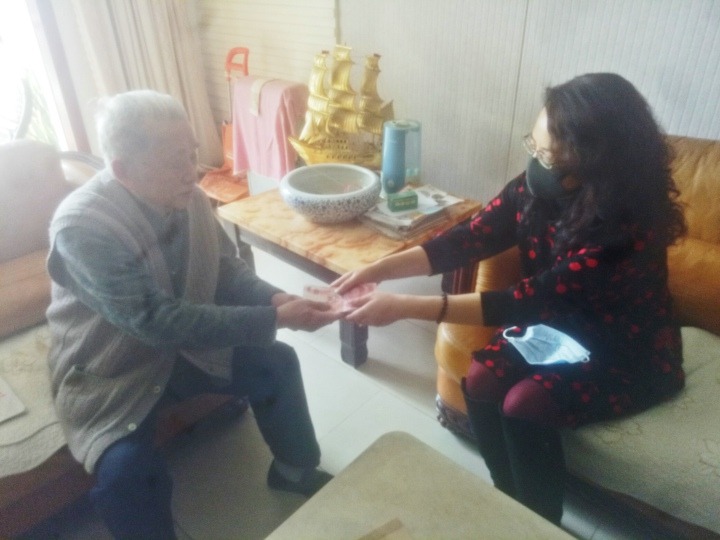 赤诚写大爱，浮夸映丹心