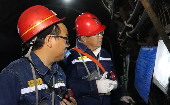 云南煤矿安全监察局曲靖监察分局局长张启坚一行赴恩洪煤业调研领导安全出产工作