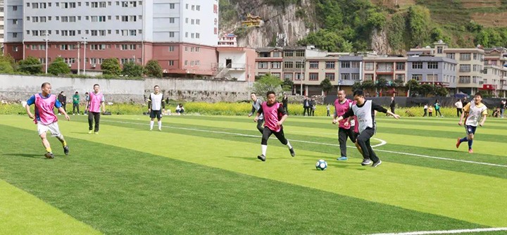 威信煤炭公司工会与威信能源公司工会结合发展足球交谊赛