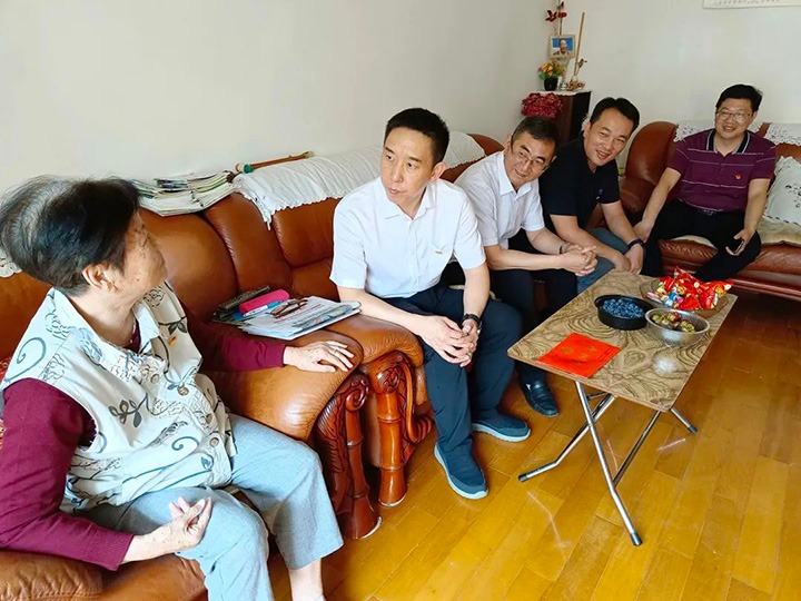 走访慰问老党员　不忘初心送关切——云煤（东升国际官网）集团党委副书记、工会主席王鑫到老干党总支发展“七一”慰问活动