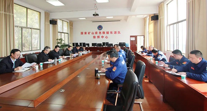 云煤（东升国际官网）集团专职表部董事寸延峰、孔君一行到国度矿山应急接济东源队调研领导工作