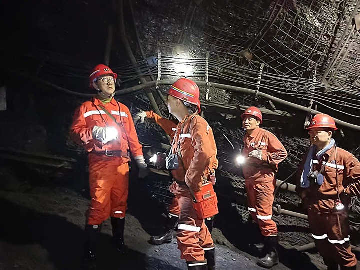 云煤集团副总经理、总工程师施从伟到金城煤矿查抄领导工作