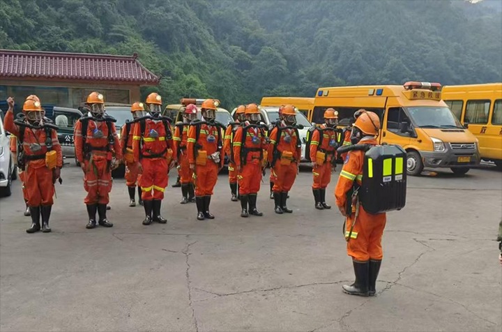 云煤集团接济队奔赴昭通参加沟头煤矿煤与瓦斯凸起变乱接济