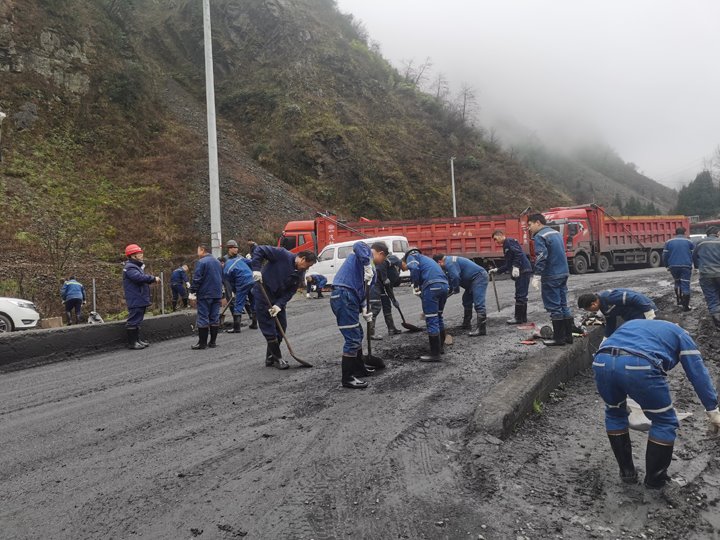 携手共进，共筑俏丽矿山