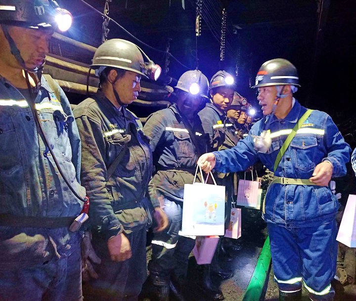 “伞”亮夏季，“杯”暖人心——镇雄煤业工会发展夏送清冷活动